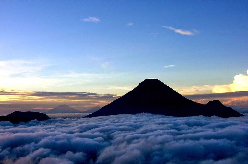 Borobudur Tour & Hiking Sindoro