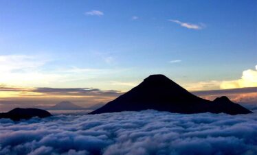 Borobudur Tour & Hiking Sindoro