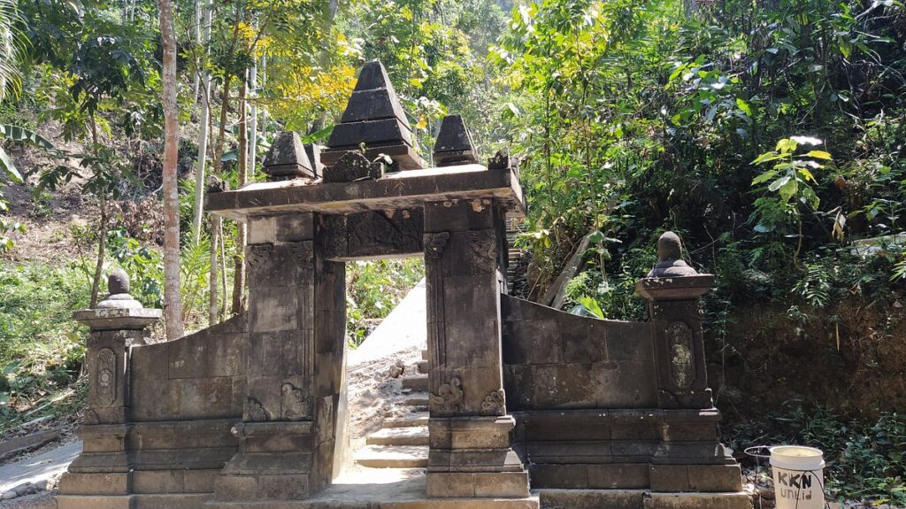 Selogriyo Temple & Borobudur Tour