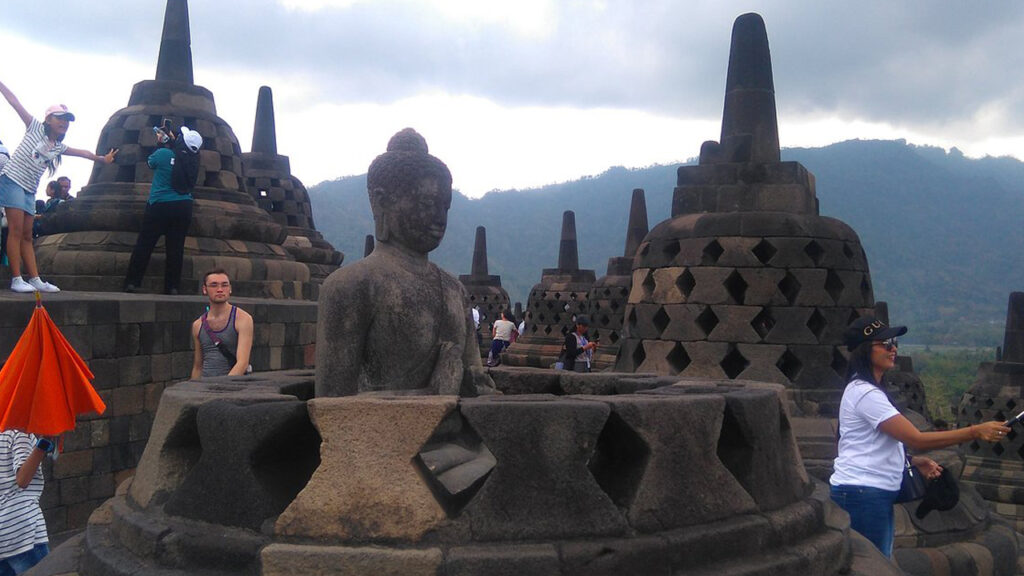 Nglinggo Tea Plantation & Borobudur Tour